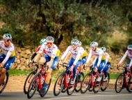 groupe de cyclistes de la Team TotalEnergies