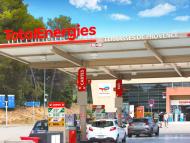 Vue générale de la station-service Les terrasses de Provence sur l'autoroute A8