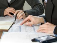 Personnes travaillant sur des résultats financiers.