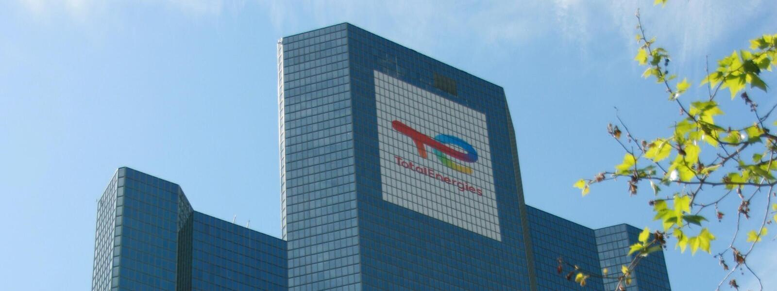 Logo TotalEnergies sur la tour Coupole, France.