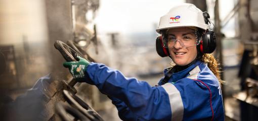 Opératrice sur la plateforme