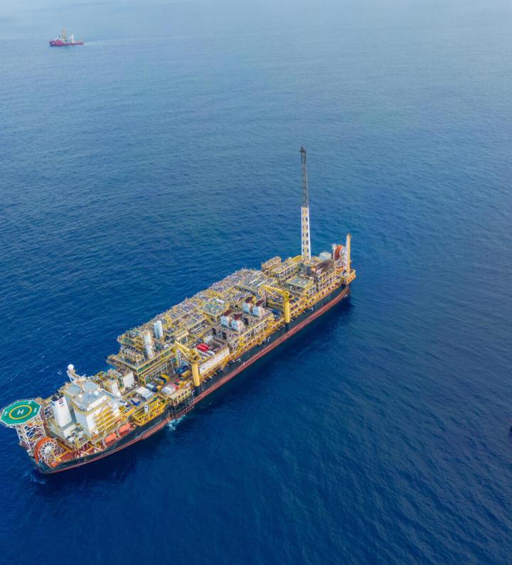 Vue aérienne de Cidade de Caraguatatuba FPSO (MV 27) et SIEM ATLAS PSV sur le champ Lapa au Brésil