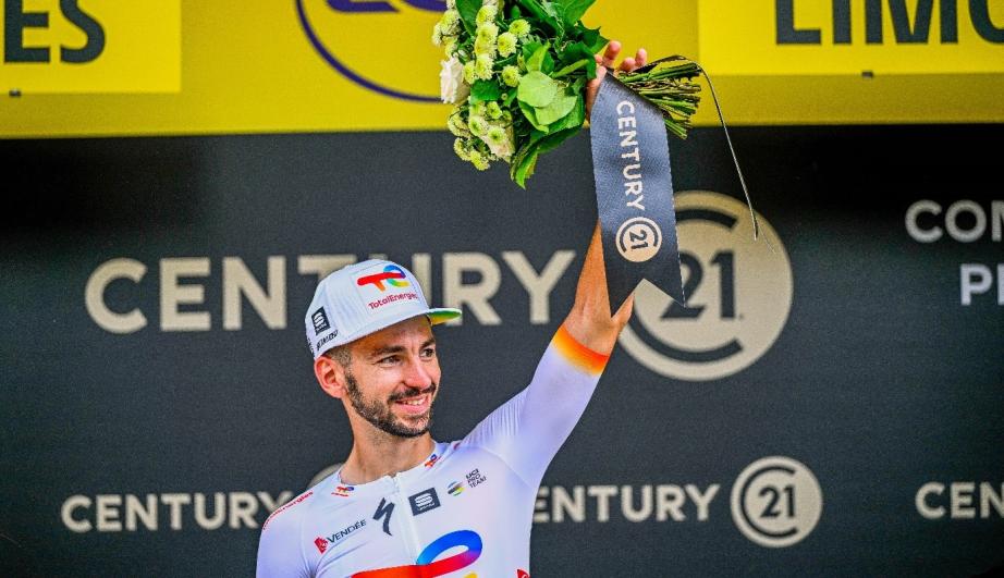 Anthony Turgis tenant un bouquet