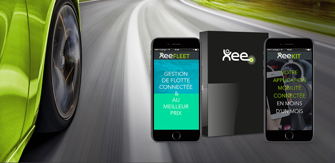 Voiture roulant sur une route et visuel du boîtier Xee connecté à des smartphones