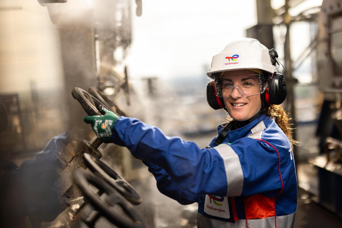 Opératrice sur la plateforme